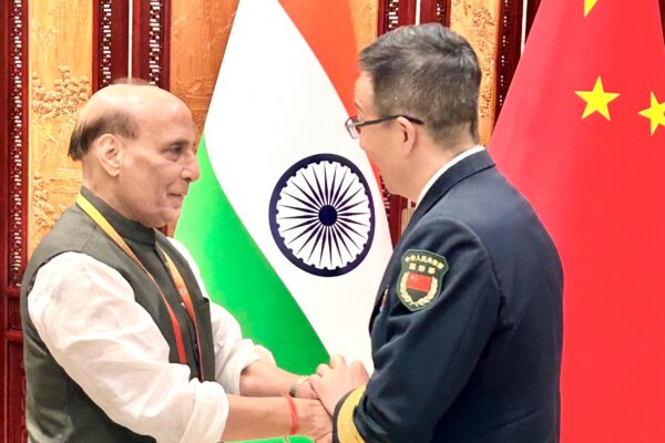 रक्षा मंत्री राजनाथ सिंह ने चिंगदाओ में SCO बैठक के दौरान चीन के रक्षामंत्री से भेंट की रक्षा मंत्री श्री राजनाथ सिंह ने चिंगदाओ में एससीओ बैठक के दौरान चीन के रक्षामंत्री से भेंट की