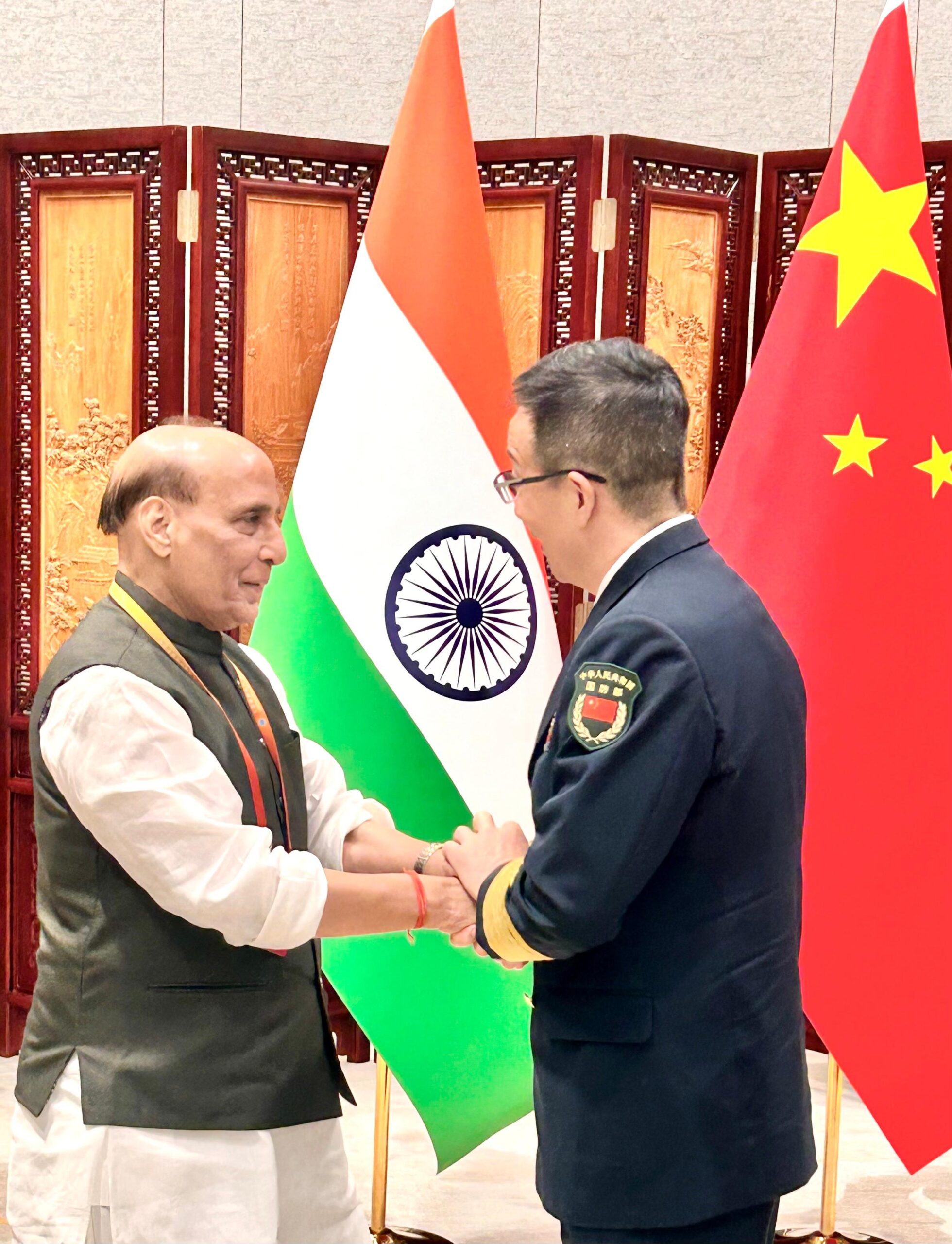 रक्षा मंत्री श्री राजनाथ सिंह ने चिंगदाओ में एससीओ बैठक के दौरान चीन के रक्षामंत्री से भेंट की