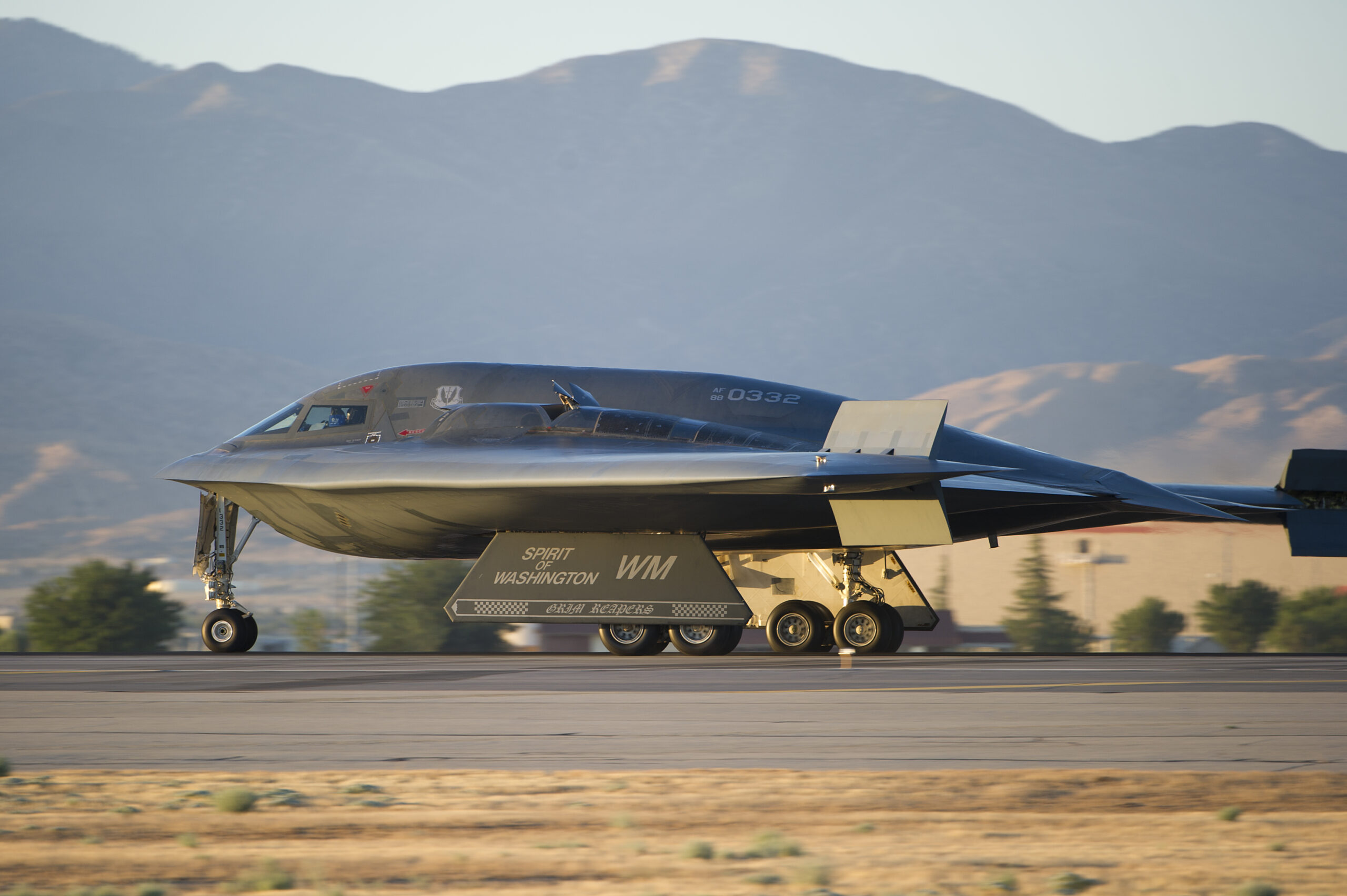 B-2 Bomber: दुनिया का सबसे खतरनाक 'अदृश्य' हथियार!