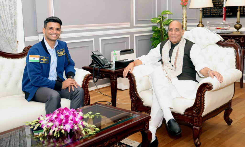 ISS पर जाने वाले पहले भारतीय अंतरिक्ष यात्री से रक्षा मंत्री राजनाथ सिंह की मुलाकात