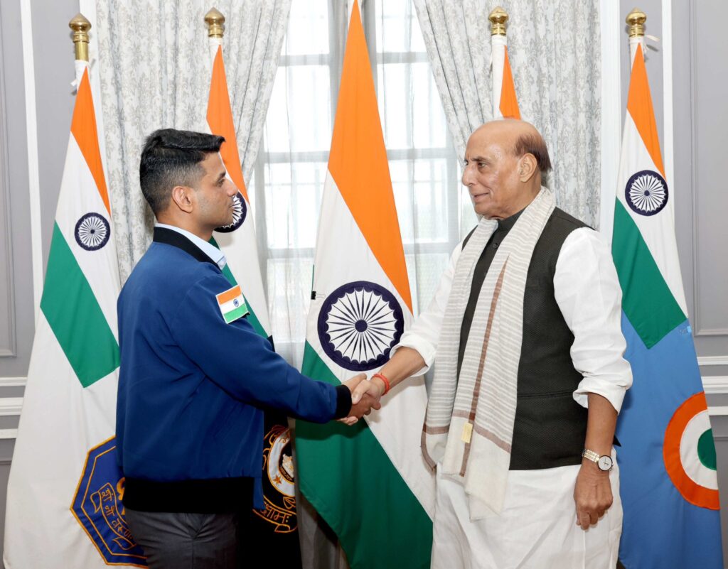 ISS पर जाने वाले पहले भारतीय अंतरिक्ष यात्री से रक्षा मंत्री राजनाथ सिंह की मुलाकात