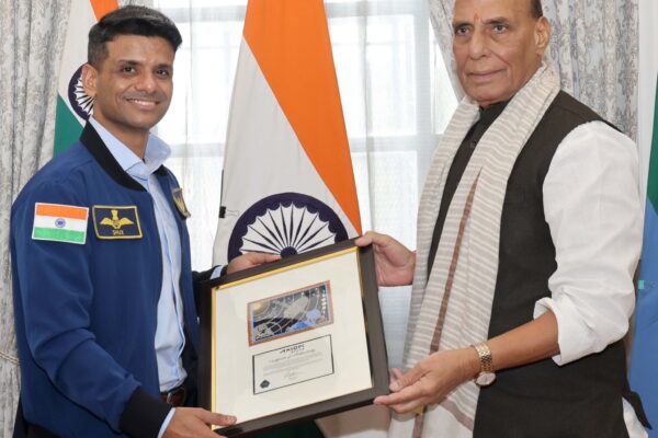 ISS पर जाने वाले पहले भारतीय अंतरिक्ष यात्री से रक्षा मंत्री राजनाथ सिंह की मुलाकात