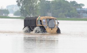 ATOR N1200: भारतीय सेना की नई जीवनरक्षक गाड़ी, जो जमीन और पानी दोनों पर चलती है।