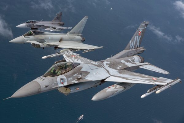 पूर्वी यूरोप में NATO की मजबूती: Poland में UK Typhoon लड़ाकू विमानों की तैनाती UK Deploys Typhoon Fighter Jets to Poland Under NATO’s “Eastern Sentry” Mission