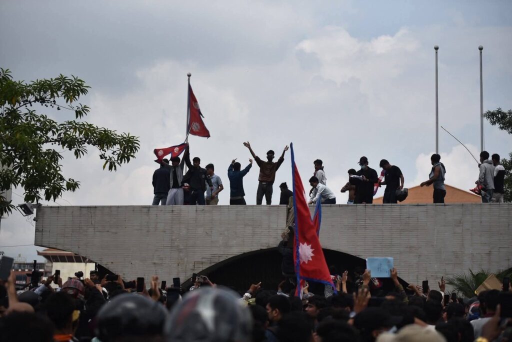 नेपाल में Gen Z का गुस्सा फूटा: संसद घिरी, कर्फ्यू लागू