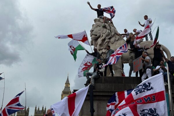 London anti-immigrant protest : 1 लाख लोग सड़कों पर, पुलिस से हिंसक झड़पें और बढ़ता प्रवासन विवाद London Anti-Immigration Rally: Over 100,000 Protesters Clash with Police as Migration Debate Intensifies
