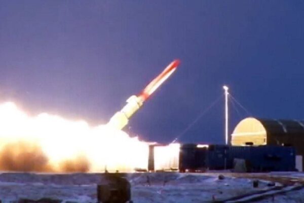 रूस ने अपनी परमाणु-संचालित क्रूज़ मिसाइल ‘Burevestnik’ का सफल परीक्षण किया है। यह मिसाइल लगभग असीमित रेंज, कम ऊँचाई पर उड़ान और राडार से बचने की क्षमता रखती है।