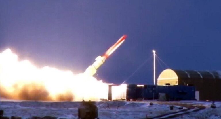 रूस ने अपनी परमाणु-संचालित क्रूज़ मिसाइल ‘Burevestnik’ का सफल परीक्षण किया है। यह मिसाइल लगभग असीमित रेंज, कम ऊँचाई पर उड़ान और राडार से बचने की क्षमता रखती है।