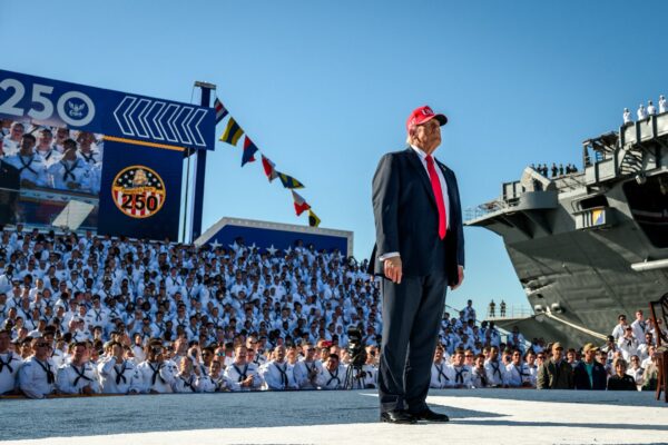 ट्रम्प और मेलानिया ने USS George H.W. Bush पर देखा F/A-18 लॉन्च | नौसेना की 250वीं वर्षगांठ समारोह