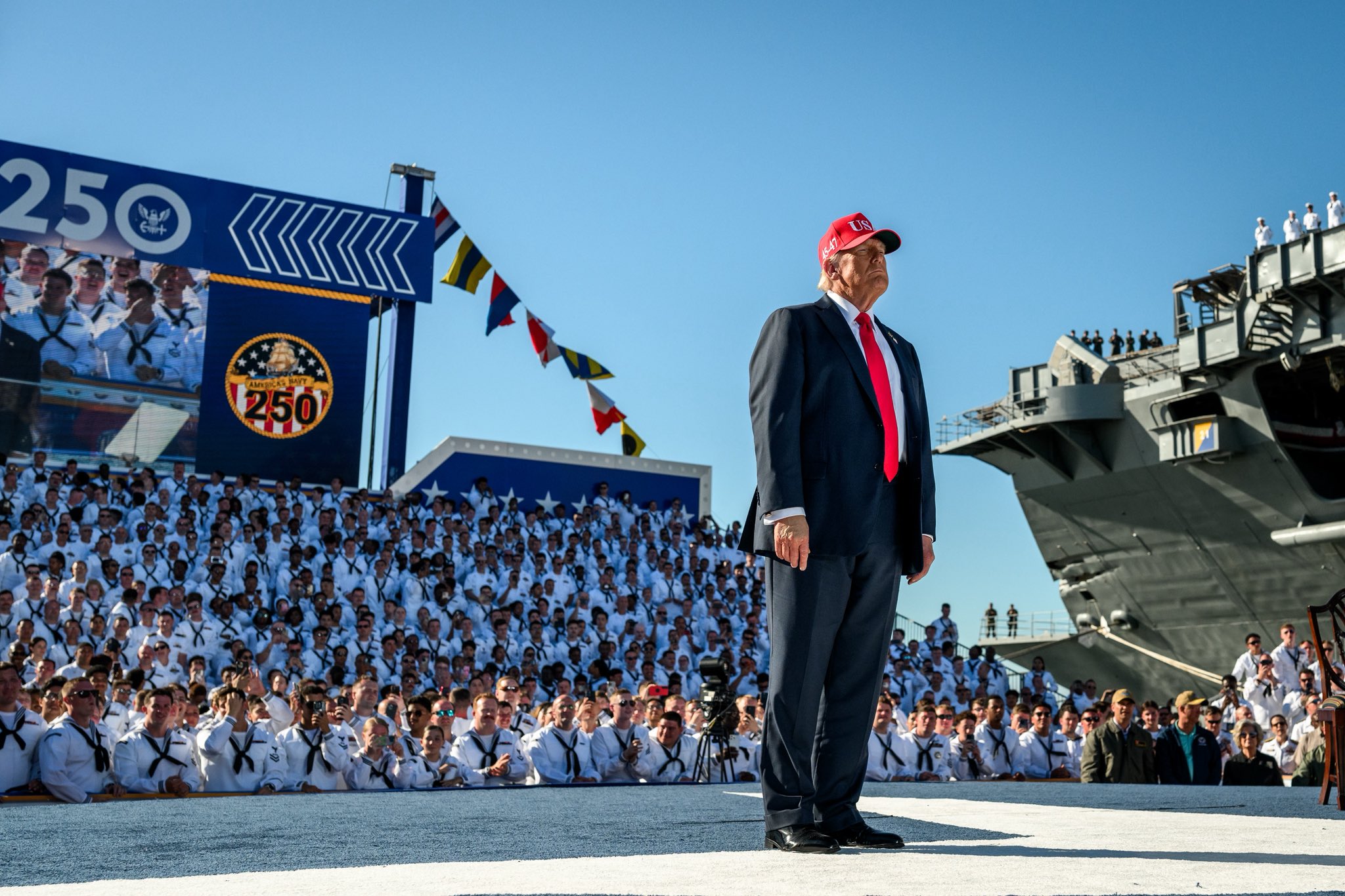 ट्रम्प और मेलानिया ने USS George H.W. Bush पर देखा F/A-18 लॉन्च | नौसेना की 250वीं वर्षगांठ समारोह