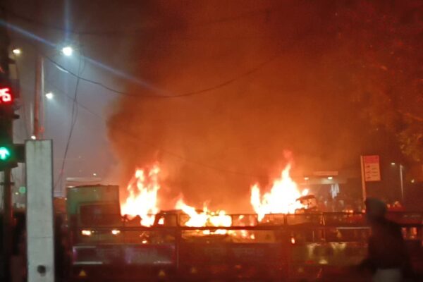 दिल्ली में लाल किले के पास कार में भीषण विस्फोट, 8 की मौत — NIA जांच में जुटी