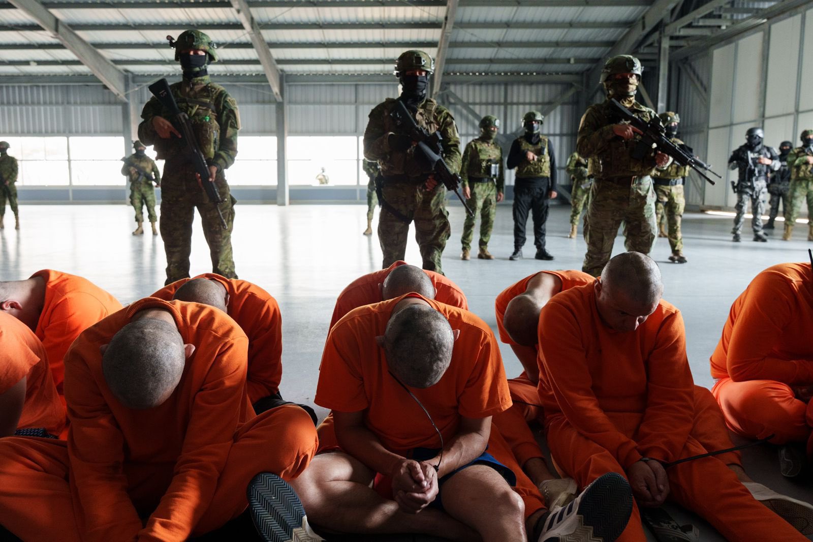 इक्वाडोर की जेल में दंगा: 31 कैदियों की मौत, गैंग संघर्ष ने ली भयावह रूप