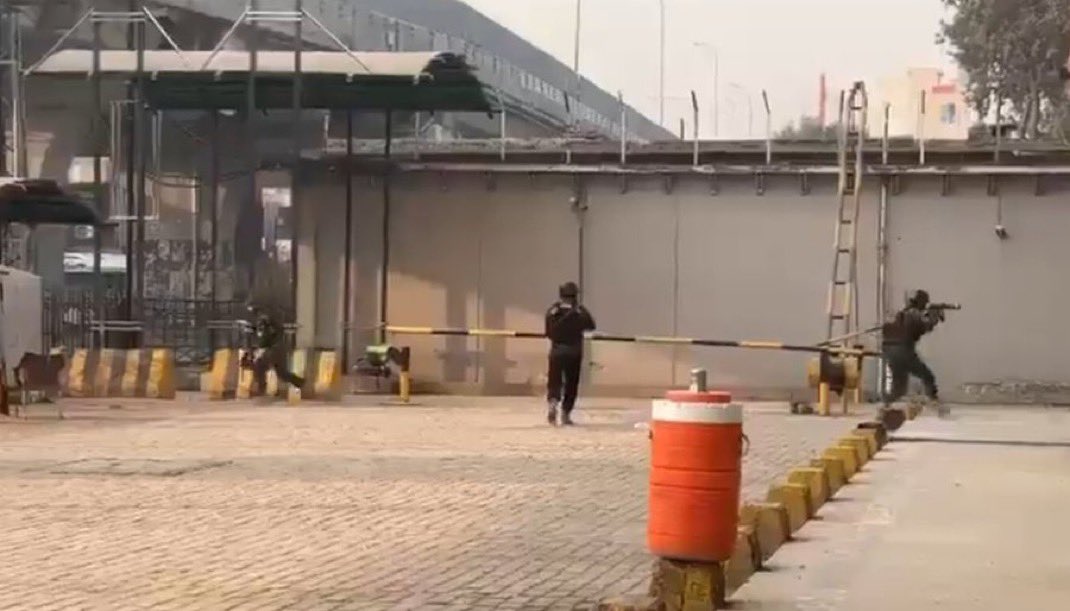 पेशावर में FC मुख्यालय पर आत्मघाती हमला, विस्फोट और फायरिंग में 3 जवान शहीद और 3 आतंकी मारे गए। TTP पर संदेह, सुरक्षा बलों ने बड़ा ऑपरेशन चलाया।