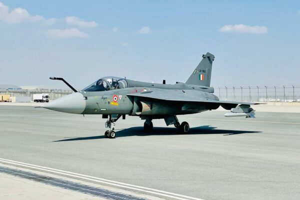 दुबई एयर शो में भारतीय Tejas फाइटर जेट क्रैश, पायलट सुरक्षित – जानिए कैसे हुआ हादसा