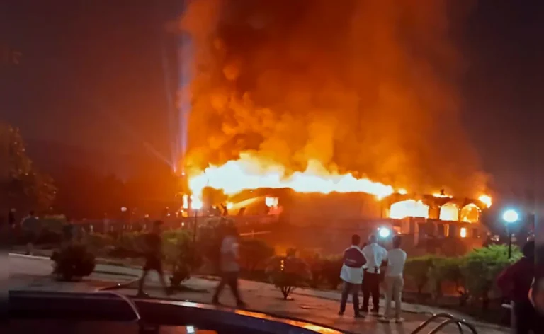 गोवा के अरपोरा स्थित Birch by Romeo Lane नाइटक्लब में आग लगने के बाद रेस्क्यू ऑपरेशन—धुएं से दम घुटने से 25 लोगों की मौत।