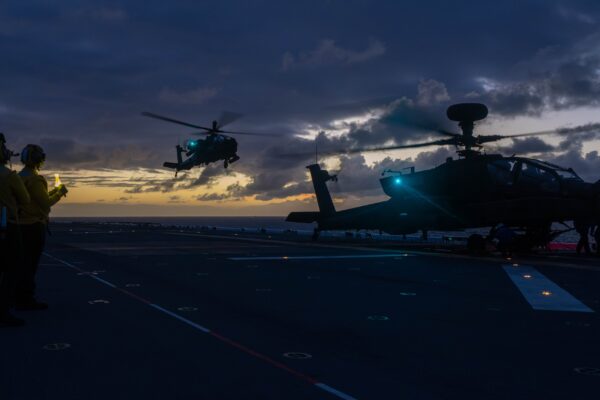 अमेरिकी कांग्रेस द्वारा पारित $901 बिलियन का ऐतिहासिक रक्षा बजट—हाइपरसोनिक हथियारों, स्पेस वॉरफेयर और सैन्य आधुनिकीकरण पर बड़ा फोकस।