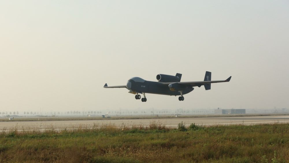 चीन का हाई-फ्लाइंग ड्रोन मदरशिप Jiutian, जो हवा में उड़ते हुए दर्जनों छोटे स्वार्म ड्रोन लॉन्च करने की क्षमता रखता है।