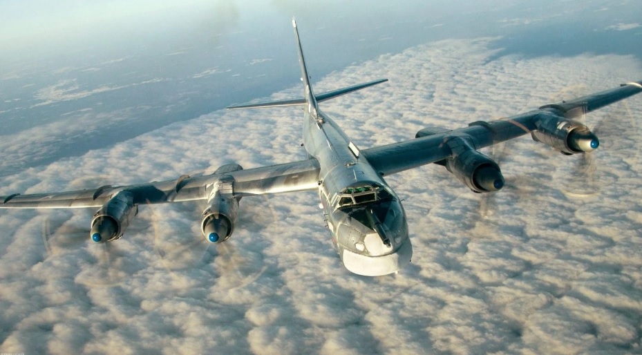 रूस और चीन के युद्धक विमानों की संयुक्त उड़ान के दौरान देखे गए बॉम्बर और फाइटर जेट्स