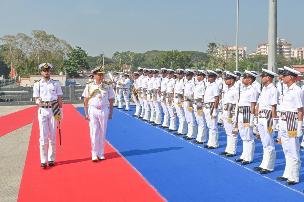 कोच्चि नौसेना बेस में आयोजित समारोह के दौरान भारतीय नौसेना में कमीशन किया गया पहला स्वदेशी गोताखोरी सहायक जहाज DSC A20