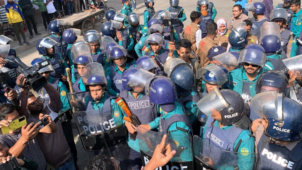 बांग्लादेश में हिंसा: शरीफ उस्मान हादी की मौत के बाद उग्र प्रदर्शन, भारतीय मिशनों पर हमला