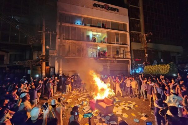 बांग्लादेश में हिंसा: शरीफ उस्मान हादी की मौत के बाद उग्र प्रदर्शन