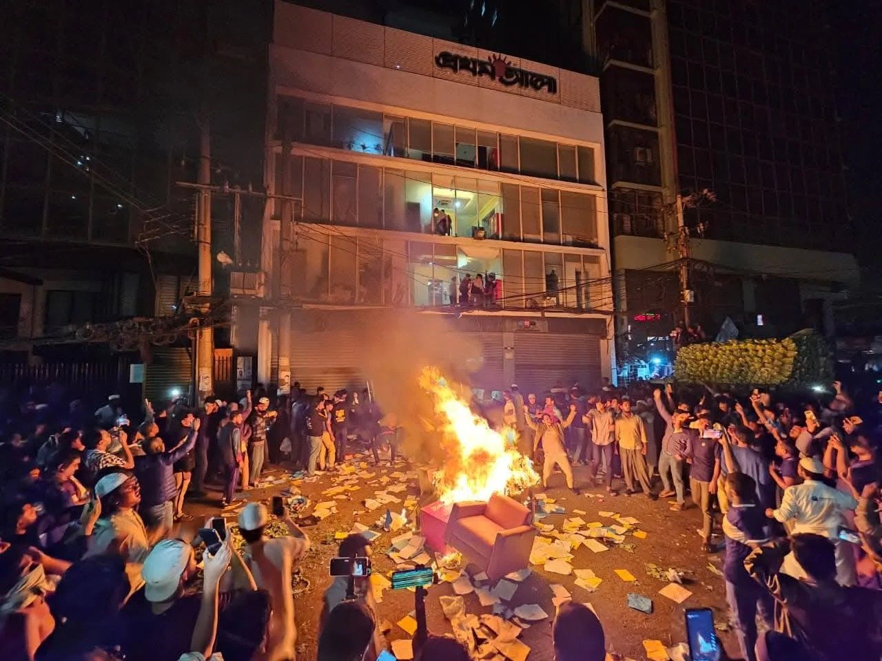 बांग्लादेश में हिंसा: शरीफ उस्मान हादी की मौत के बाद उग्र प्रदर्शन