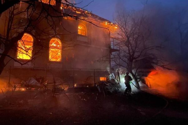 Kyiv पर रूस का बड़ा मिसाइल-ड्रोन हमला, Zelenskyy-Trump बैठक से पहले बढ़ा युद्ध तनाव