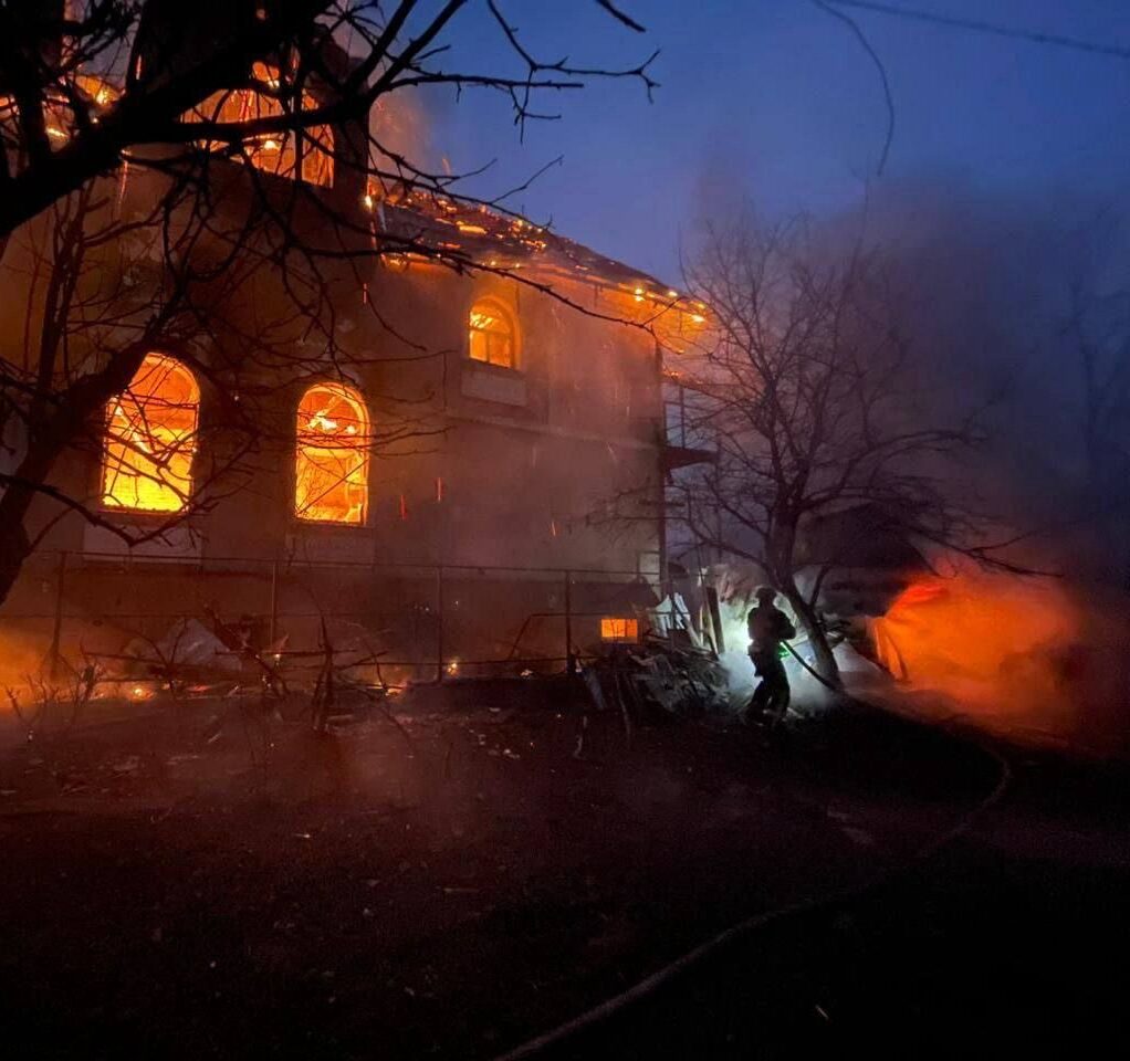 Kyiv पर रूस का बड़ा मिसाइल-ड्रोन हमला, Zelenskyy-Trump बैठक से पहले बढ़ा युद्ध तनाव