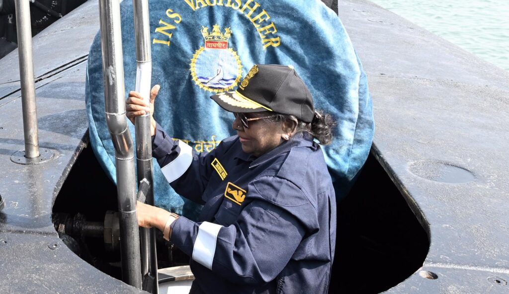 राष्ट्रपति द्रौपदी मुर्मू ने पश्चिमी तट पर भारतीय नौसेना की स्वदेशी पनडुब्बी INS वाघशीर की यात्रा की