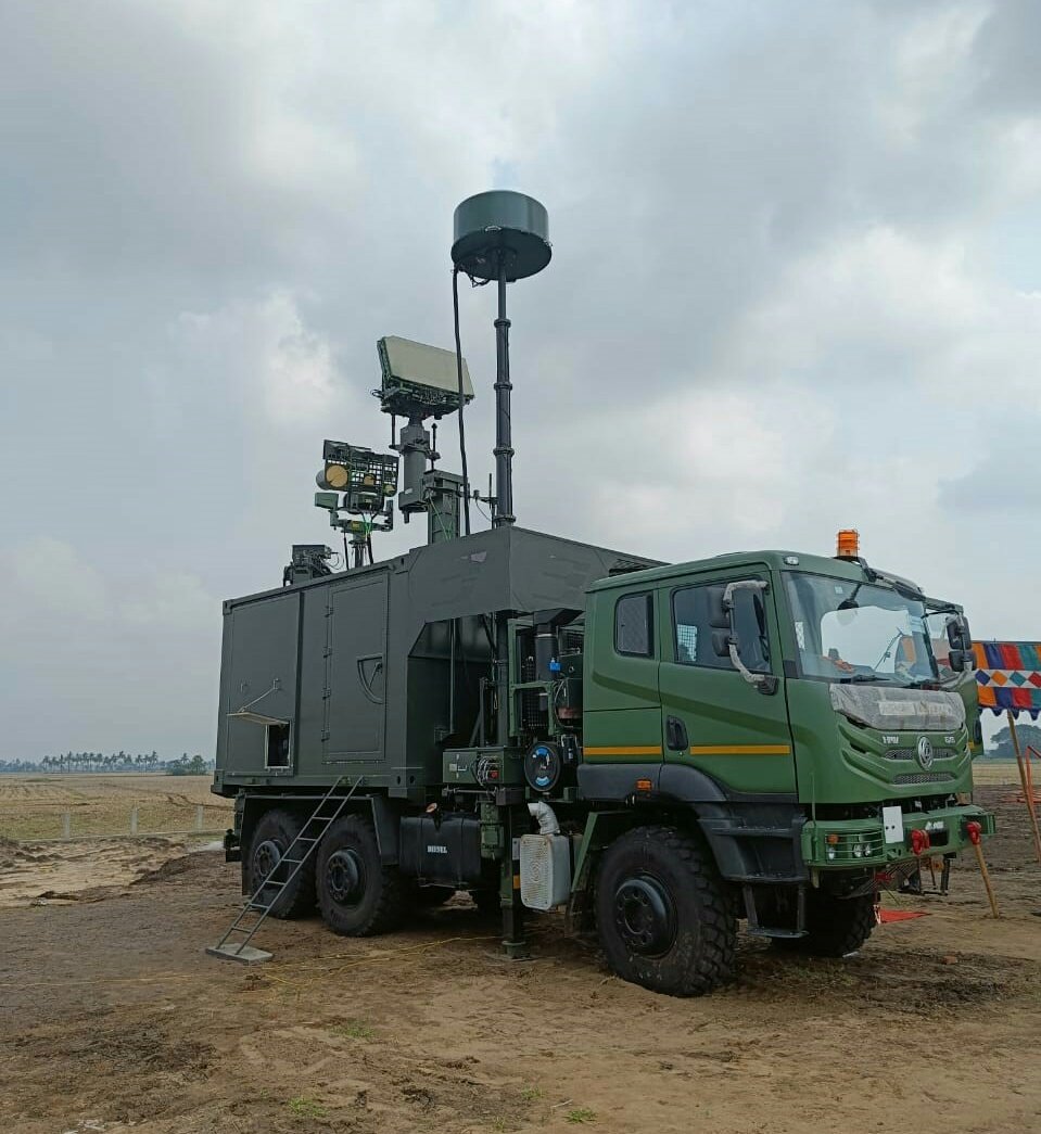 भारत इलेक्ट्रॉनिक्स लिमिटेड (BEL) द्वारा विकसित स्वदेशी SAKSHAM काउंटर ड्रोन सिस्टम और उन्नत रक्षा संचार उपकरण, जिनके लिए कंपनी को ₹776 करोड़ के नए ऑर्डर मिले हैं।