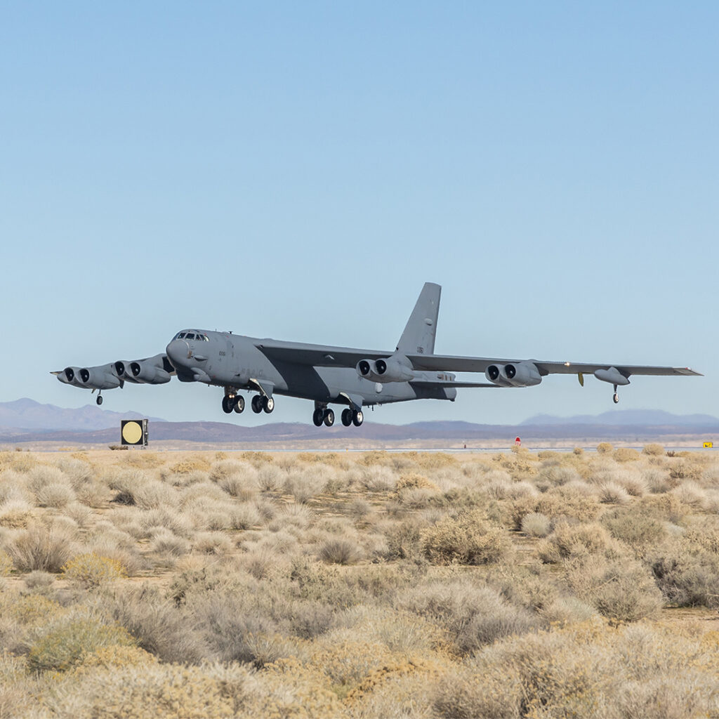 अमेरिकी B-52 बॉम्बर और जापानी F-15 द्वारा इंडो-पैसिफिक में संयुक्त सैन्य अभ्यास — दोनों देशों की एयर पावर का मजबूत प्रदर्शन।