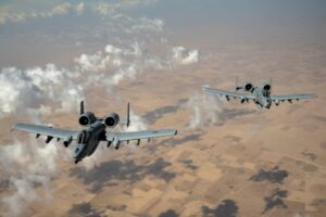 “टैंक किलर A-10 Warthog: क्यों आज भी युद्ध के मैदान का सबसे खतरनाक रक्षक है यह अमेरिकी विमान?”