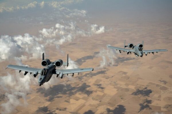 “टैंक किलर A-10 Warthog: क्यों आज भी युद्ध के मैदान का सबसे खतरनाक रक्षक है यह अमेरिकी विमान?”