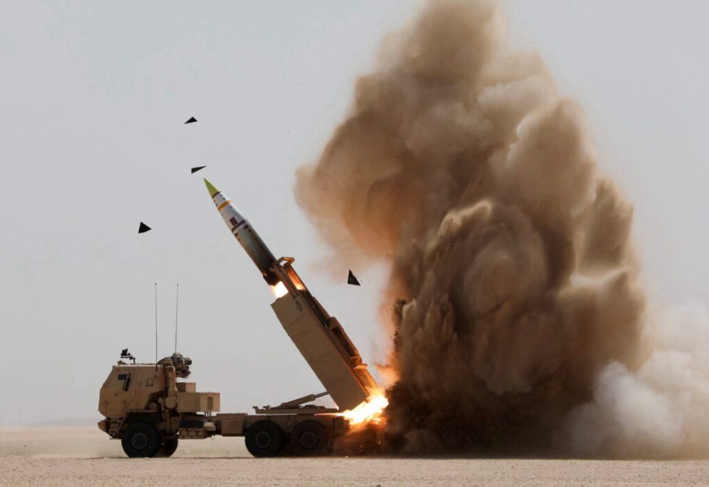 HIMARS: अमेरिका का घातक रॉकेट सिस्टम, जो सैकड़ों किलोमीटर दूर से करता है सटीक हमला