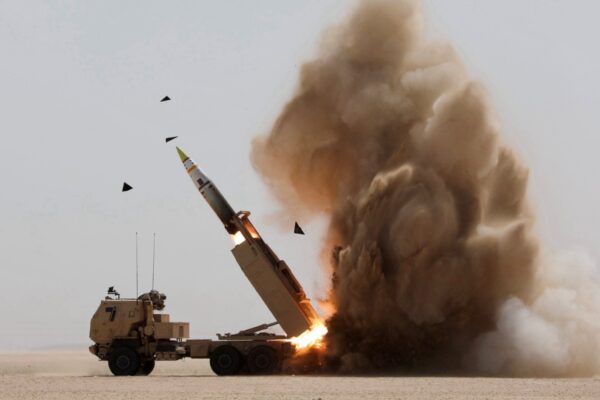 HIMARS: अमेरिका का घातक रॉकेट सिस्टम, जो सैकड़ों किलोमीटर दूर से करता है सटीक हमला