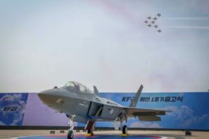दक्षिण कोरिया ने KF-21 Boramae का पहला प्रोडक्शन फाइटर जेट रोलआउट किया