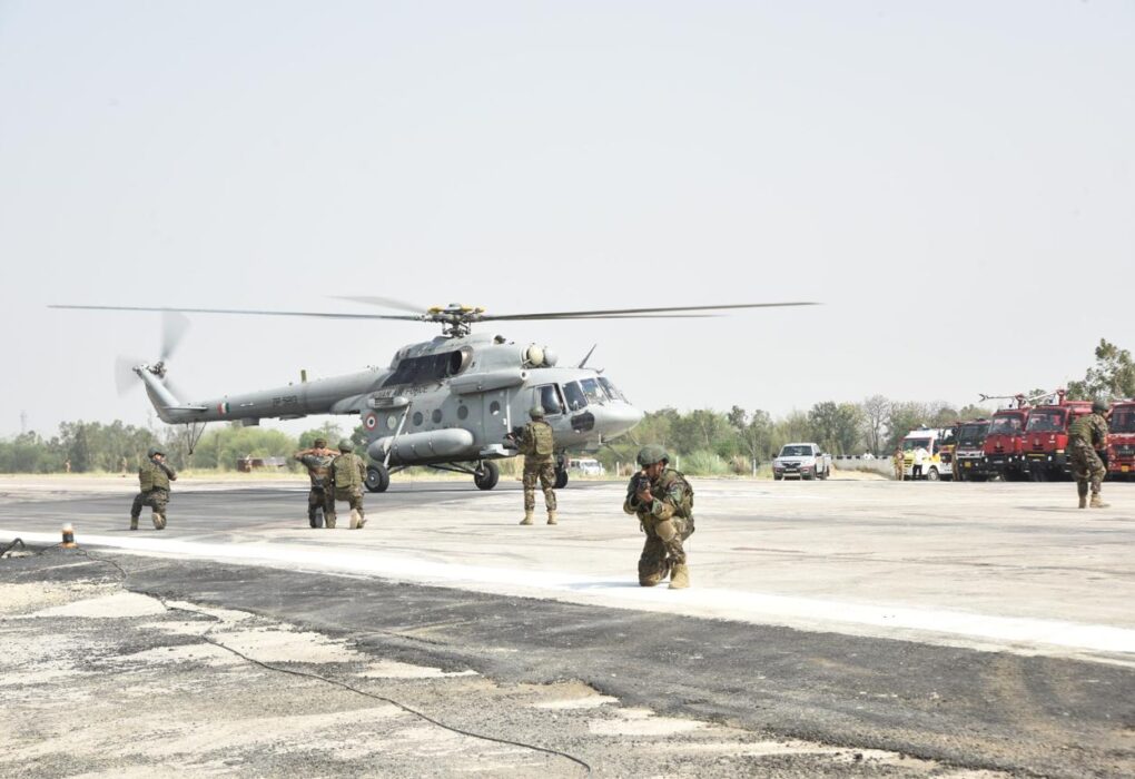 IAF का मेगा शो: पूर्वांचल एक्सप्रेसवे पर सुखोई-मिराज की इमरजेंसी लैंडिंग से बढ़ी ताकत