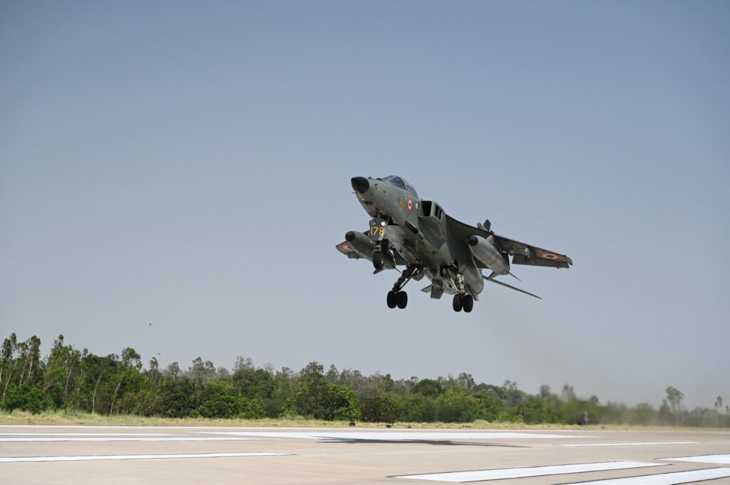 IAF का मेगा शो: पूर्वांचल एक्सप्रेसवे पर सुखोई-मिराज की इमरजेंसी लैंडिंग से बढ़ी ताकत