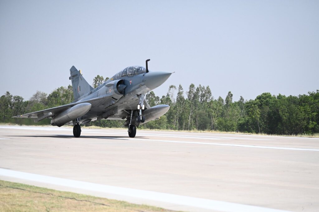 IAF का मेगा शो: पूर्वांचल एक्सप्रेसवे पर सुखोई-मिराज की इमरजेंसी लैंडिंग से बढ़ी ताकत