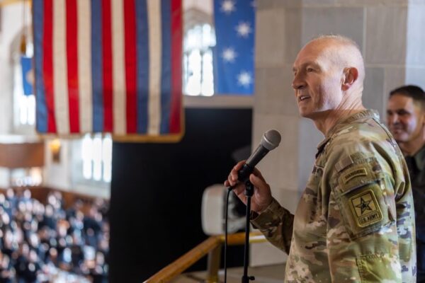 अमेरिका में बड़ा सैन्य झटका! आर्मी चीफ को अचानक हटाया गया