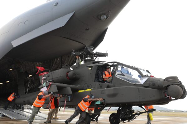 ऑस्ट्रेलिया की सैन्य ताकत बढ़ी, मिले दो और AH-64E Apache अटैक हेलीकॉप्टर