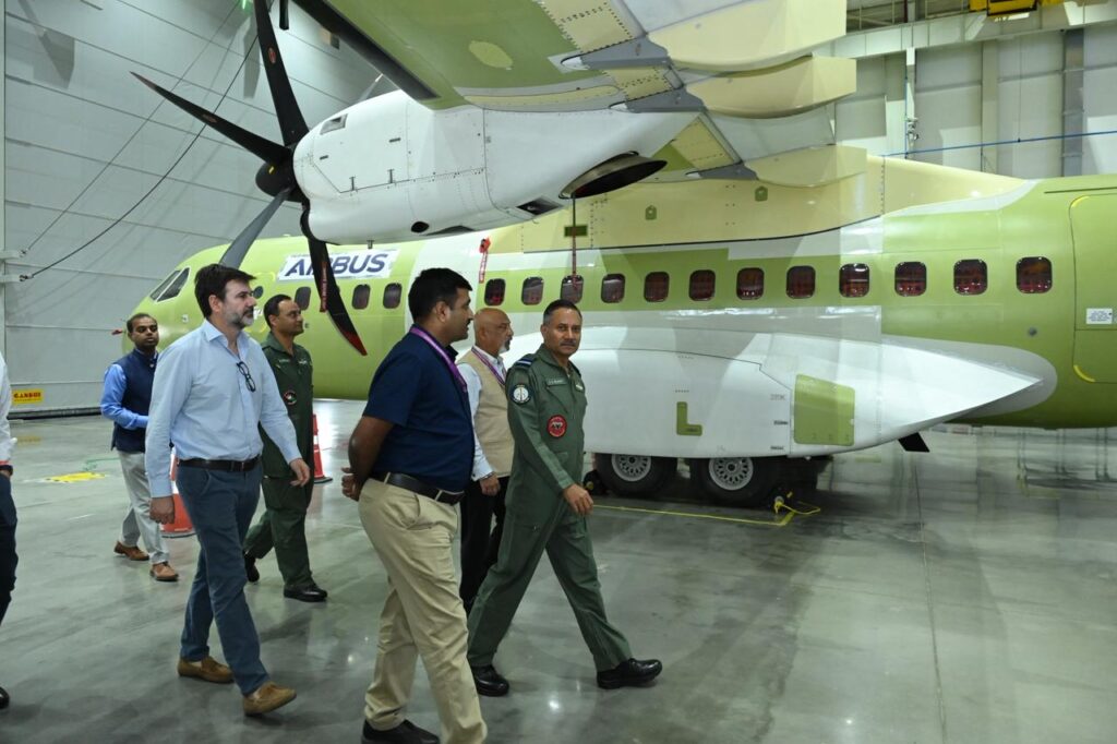 भारत में बन रहा पहला C-295 अब पहली उड़ान को तैयार, वडोदरा प्लांट पहुंचे वायुसेना के वरिष्ठ अधिकारी