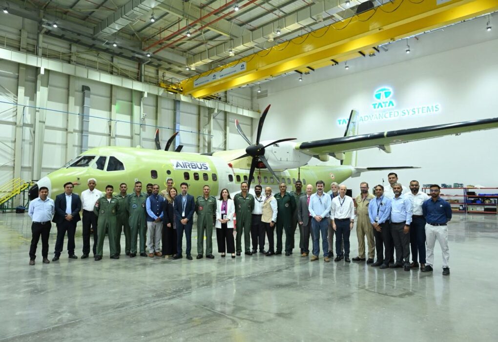 भारत में बन रहा पहला C-295 अब पहली उड़ान को तैयार, वडोदरा प्लांट पहुंचे वायुसेना के वरिष्ठ अधिकारी