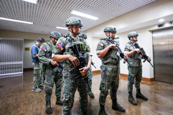 फिलीपींस सीनेट में गूंजी गोलियों की आवाज, Duterte के करीबी सीनेटर की गिरफ्तारी पर मचा हड़कंप