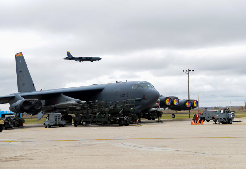 एडवर्ड्स एयर फोर्स बेस पर B-52 बॉम्बर क्रैश, टेकऑफ के बाद हादसे में 8 अमेरिकियों की मौत
