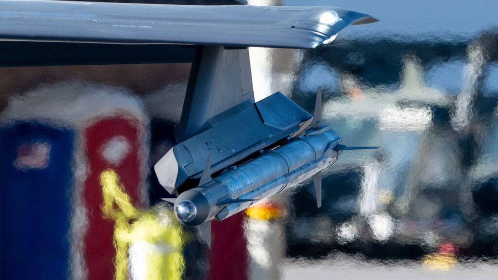 Raytheon को अमेरिकी नौसेना से 1.1 अरब डॉलर का करार मिला है। कंपनी AIM-9X Block II एयर-टू-एयर मिसाइलों का उत्पादन करेगी।