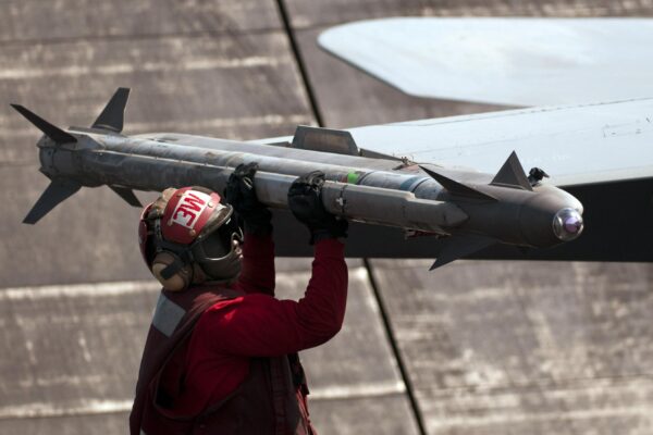 Raytheon को अमेरिकी नौसेना से 1.1 अरब डॉलर का करार मिला है। कंपनी AIM-9X Block II एयर-टू-एयर मिसाइलों का उत्पादन करेगी।