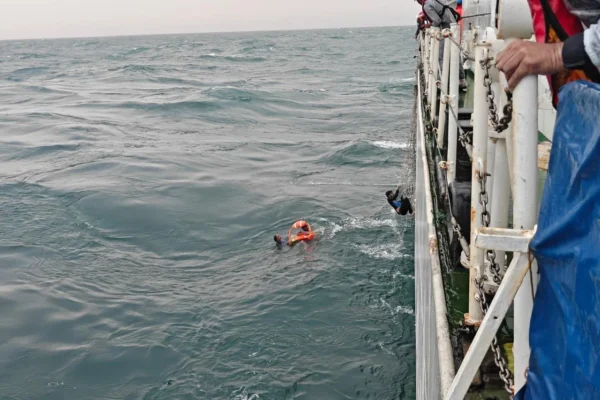 Indian Coast Guard का बड़ा रेस्क्यू ऑपरेशन, मंगलुरु के पास संकट में फंसी नौका से 6 मछुआरों को बचाया