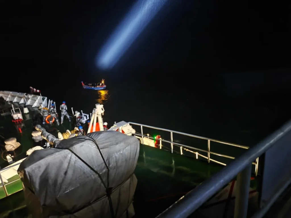 Indian Coast Guard का बड़ा रेस्क्यू ऑपरेशन, मंगलुरु के पास संकट में फंसी नौका से 6 मछुआरों को बचाया