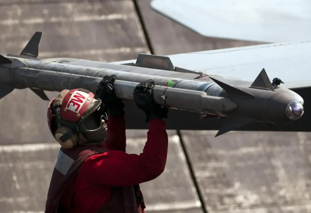 Raytheon को अमेरिकी नौसेना से 1.1 अरब डॉलर का करार मिला है। कंपनी AIM-9X Block II एयर-टू-एयर मिसाइलों का उत्पादन करेगी।